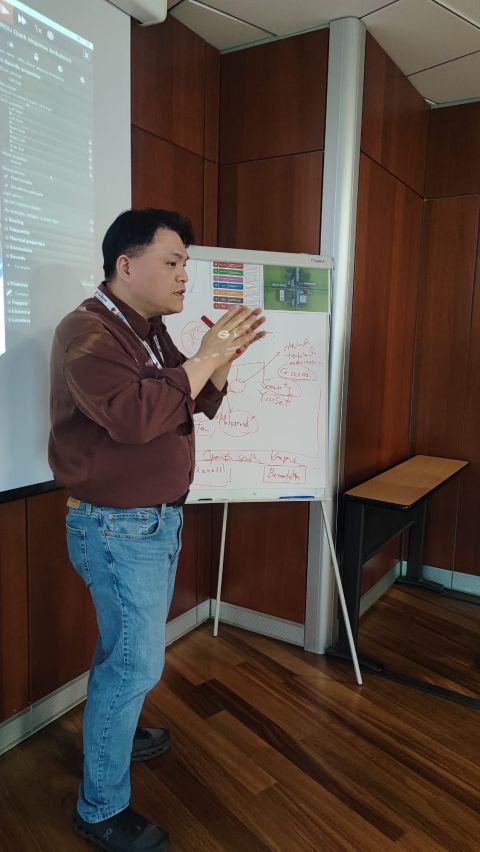 실습에서 자신의 의견을 설명하는 신희준 센터장. / Heejun Shin explains his perspective during the exercise.