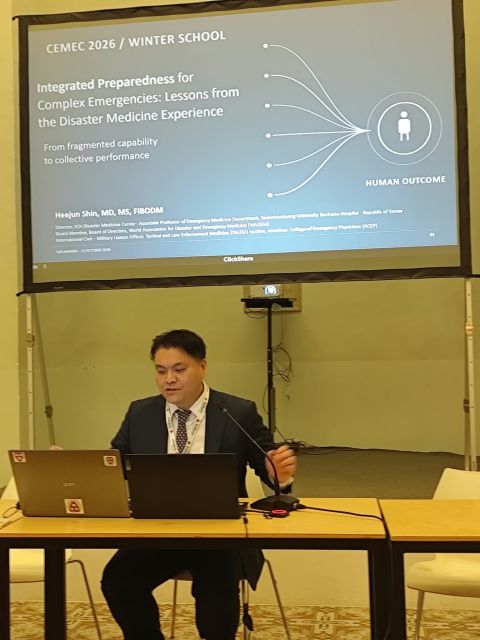 SCH 재난의학센터의 통합 대비 경험을 발표하는 신희준 센터장. / Heejun Shin presents SCH’s perspective on integrated preparedness.