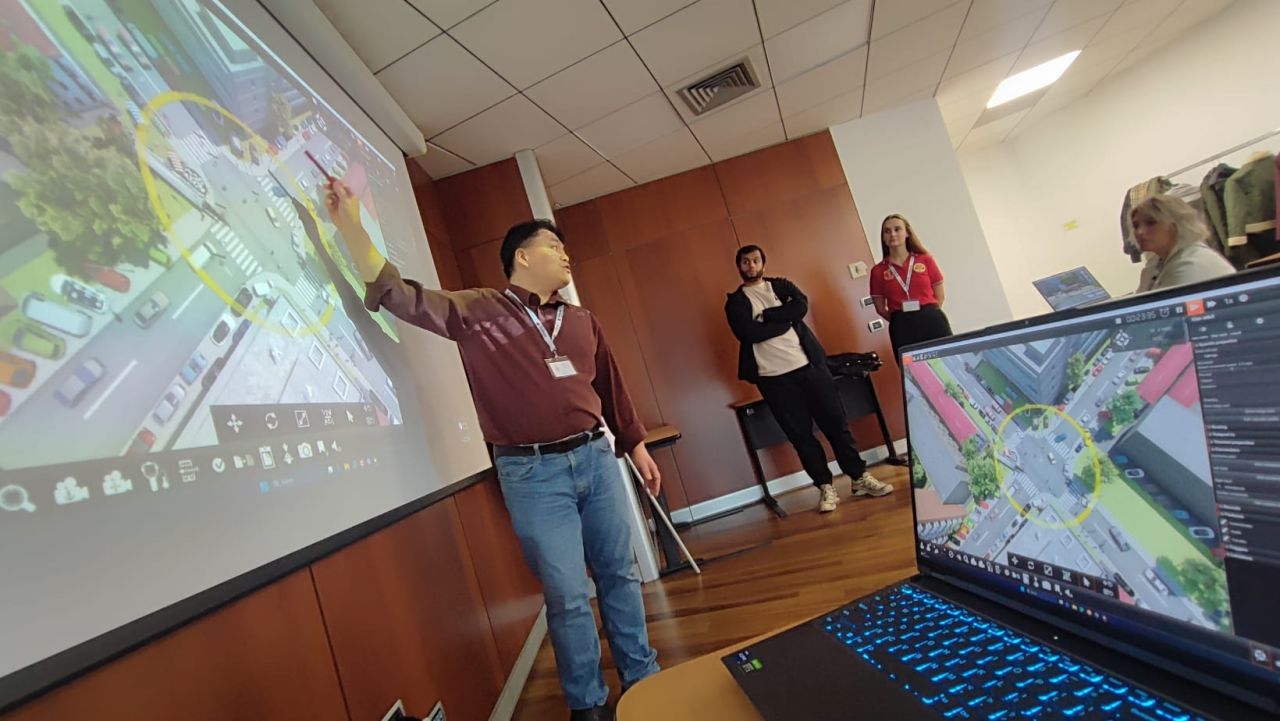 가상 사고 지도와 컴퓨터 화면을 활용한 토의. / Discussion supported by a virtual incident map and computer display.
