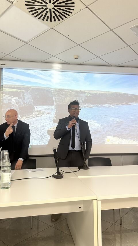 Rajeev Fernando 박사의 생물학적 위협 관련 강연. / Rajeev Fernando delivers his lecture on biological threats.