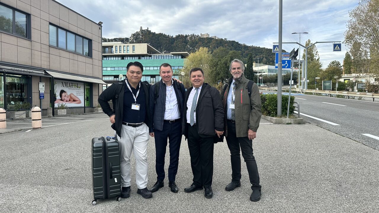 행사 여정에서 함께한 국제 동료들. / International colleagues together during the Winter School visit.