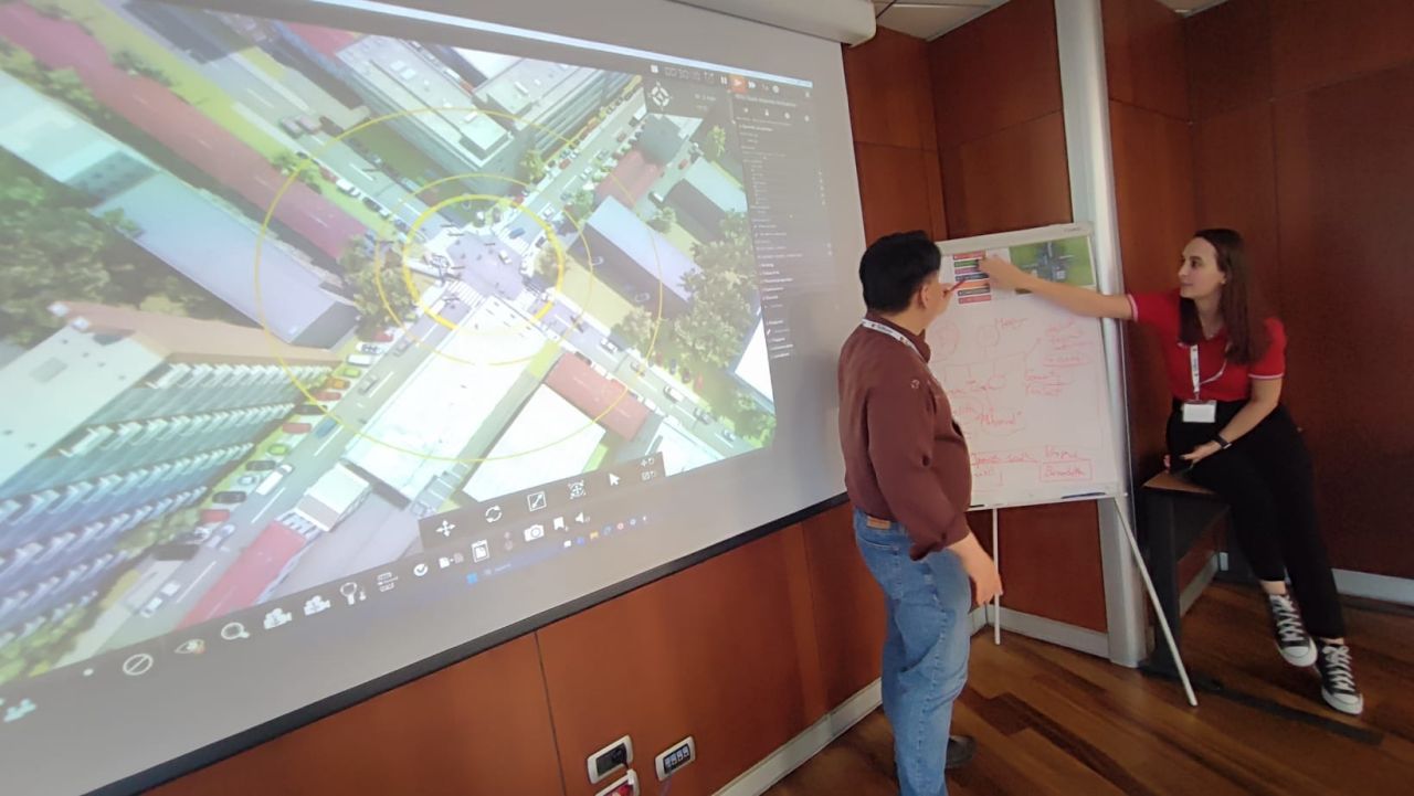 시뮬레이션 진행자와 대응 상황을 검토하는 신희준 센터장. / Heejun Shin reviews the response scenario with a simulation instructor.