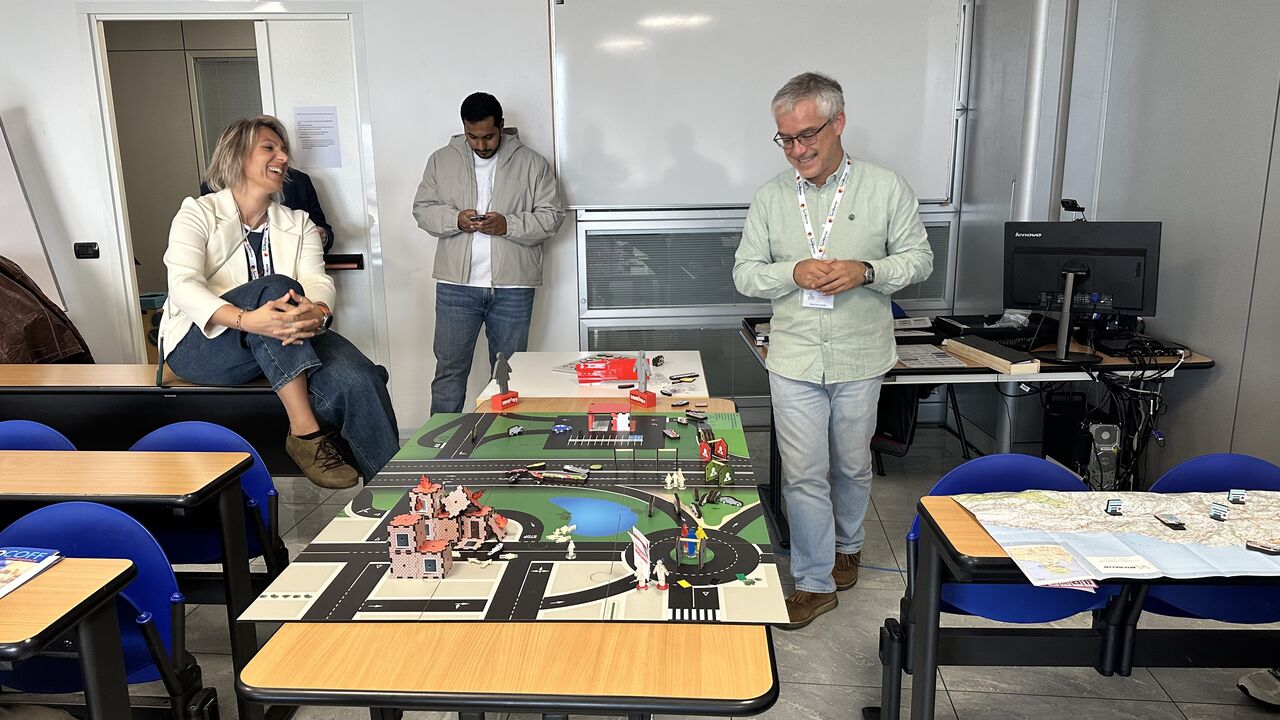 모형을 통해 다수사상자 대응 과정을 검토하는 실습. / A tabletop exercise exploring the response to a mass-casualty incident.