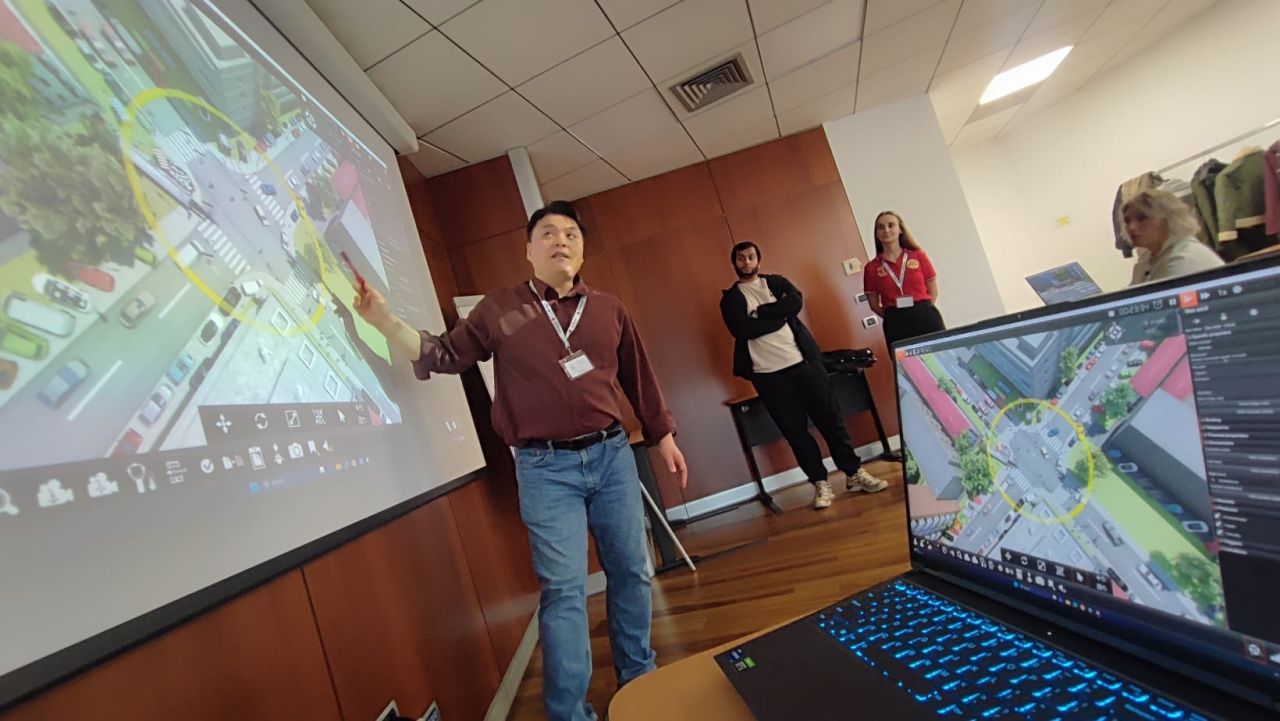 XVR 가상 사고 현장을 바탕으로 의견을 나누는 신희준 센터장. / Heejun Shin discusses a virtual incident scenario during the XVR exercise.