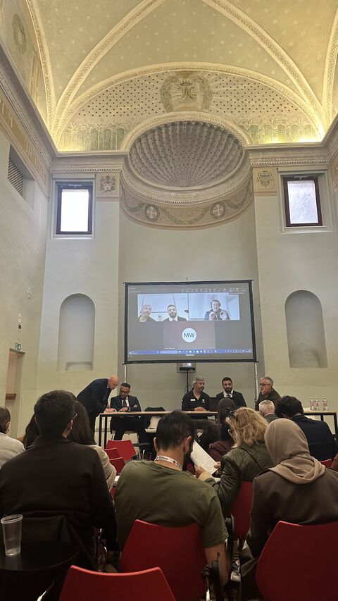 산마리노 본회의장에서 이어진 국제 학술 교류. / International academic exchange in the San Marino lecture hall.