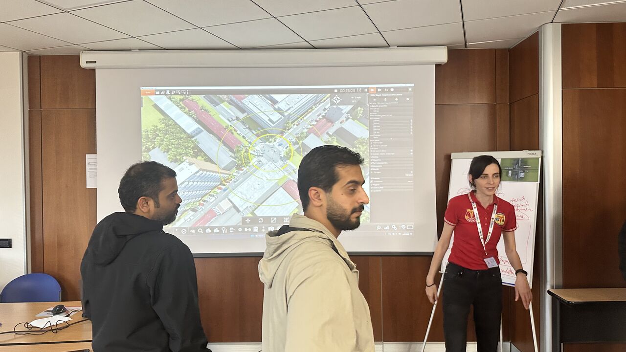 XVR 화면을 함께 살펴보는 참가자들과 진행자. / Participants and an instructor examine the XVR scenario together.