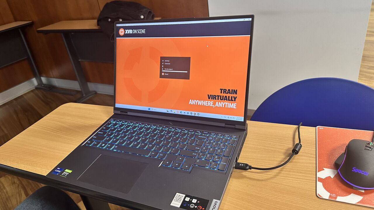 실습에 사용된 XVR 컴퓨터 시뮬레이션 환경. / The XVR computer-simulation environment used in the exercise.