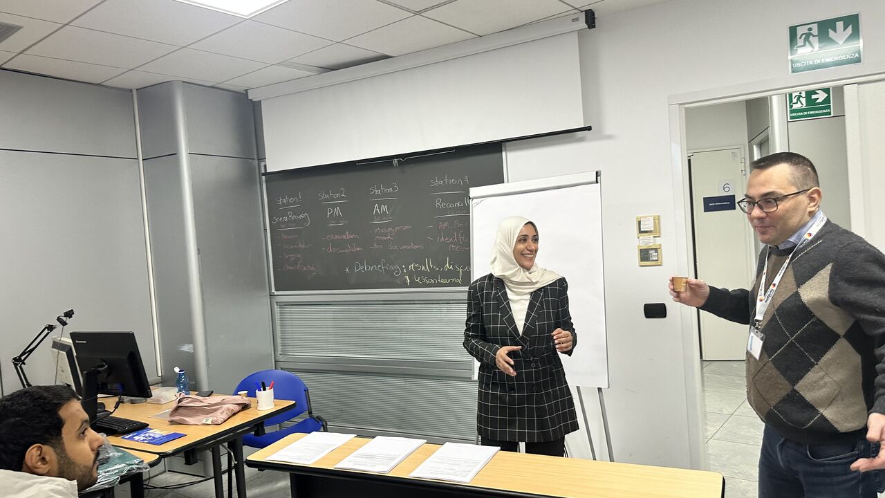 현장 교육에서 의견을 공유하는 참가자들. / Participants exchange perspectives during the training programme.