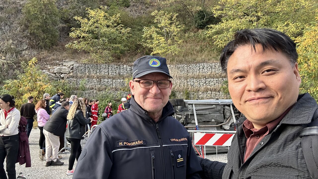 현장 훈련 장소에서 대응 인력과 교류하는 신희준 센터장. / Heejun Shin with a responder at the field exercise site.