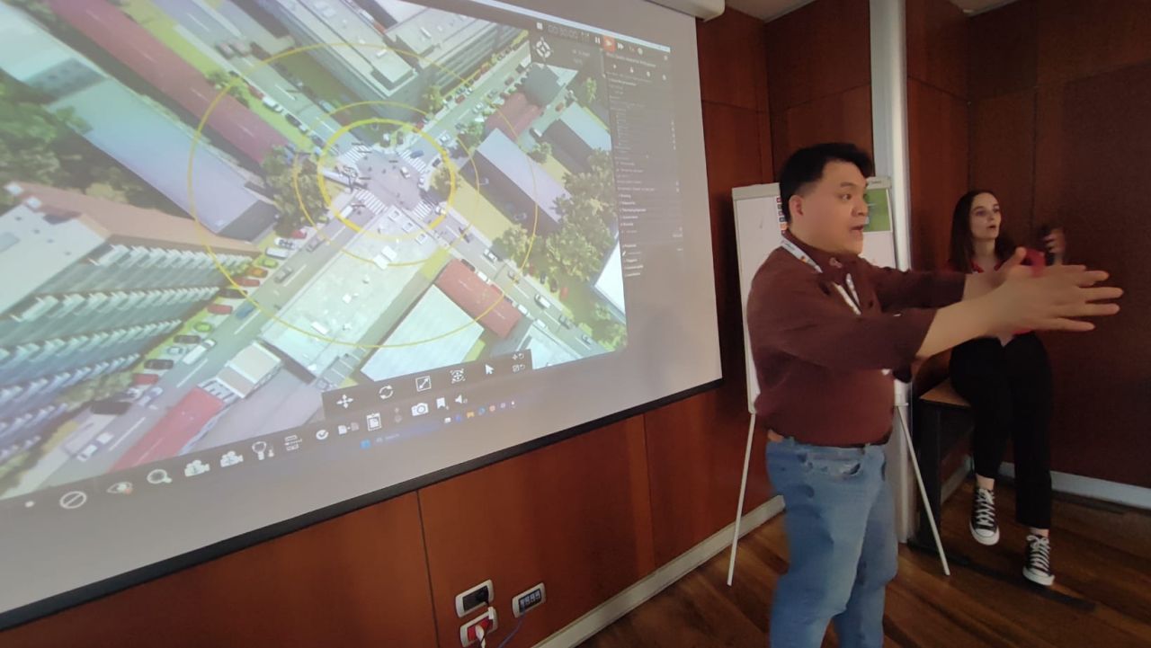 XVR 실습 토의에 참여하는 신희준 센터장. / Heejun Shin contributes to the XVR exercise discussion.