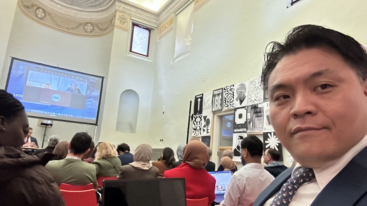 본회의장에서 강연을 듣는 신희준 센터장. / Heejun Shin attending a session in the main lecture hall.