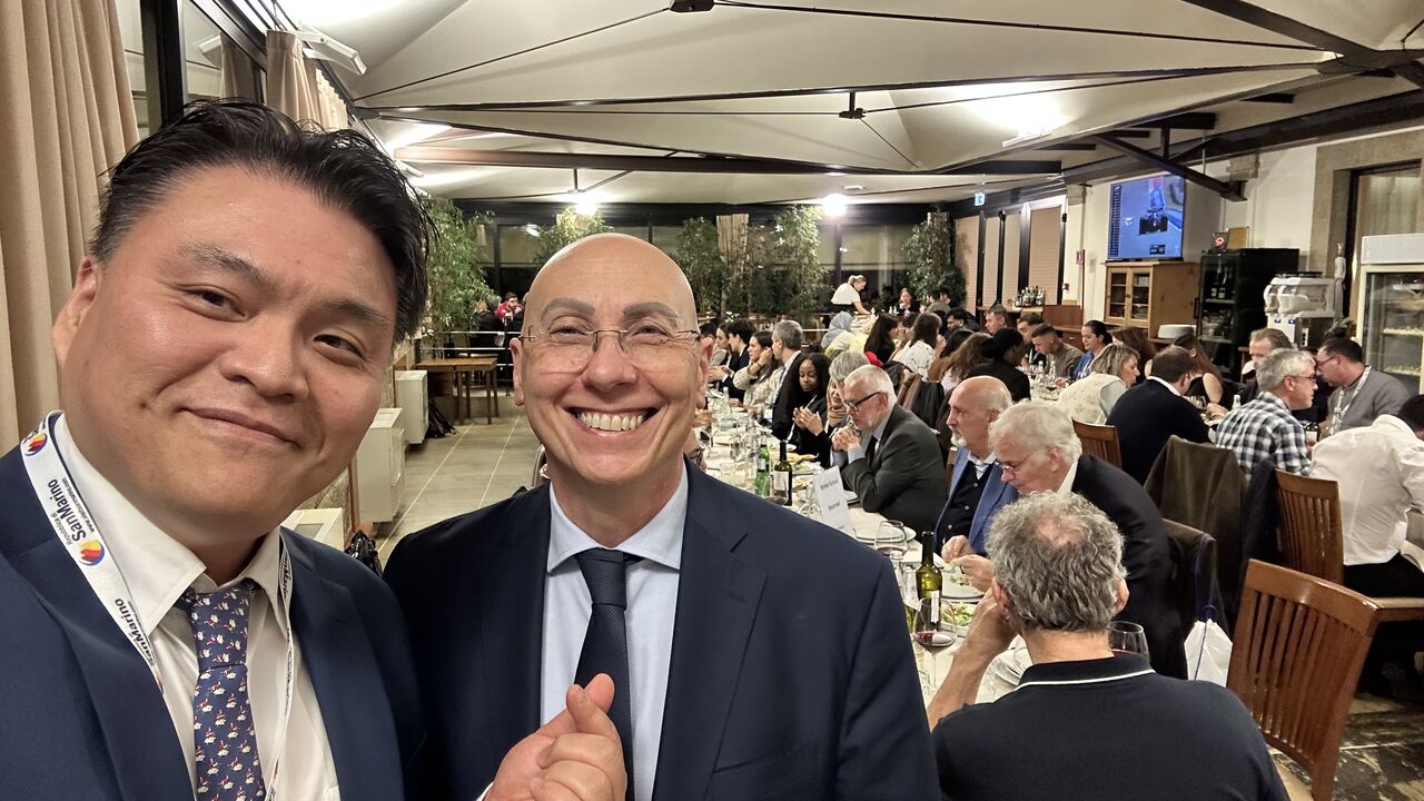 환영 만찬에서 국제 동료와 함께한 신희준 센터장. / Heejun Shin with an international colleague at the welcome dinner.