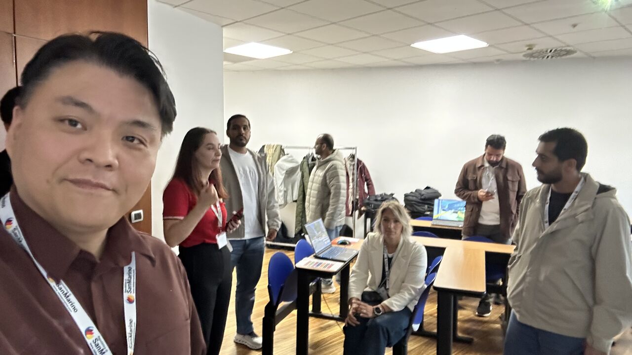 시뮬레이션 교육 현장의 참가자들과 함께. / With fellow participants during the simulation programme.